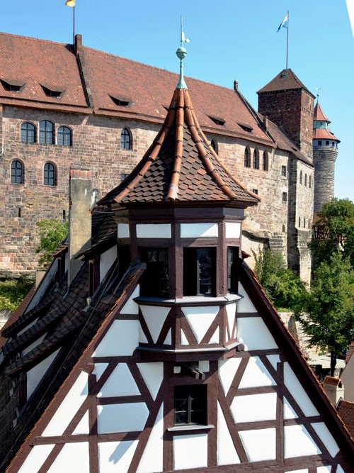 Dachgiebel Pilatushaus mit Blick auf Kaiserburg Nürnberg